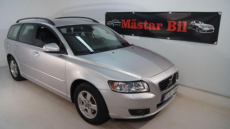 Ljusgrå Begagnad 2010 Volvo V50 Momentum Kombi | 49 900 kr (Marknadspris) - Bild 1/4