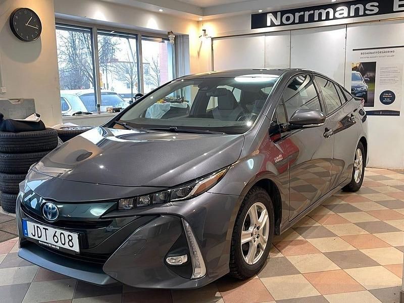 Mörkgrå Begagnad 2018 Toyota Prius Plug-in Hybrid Halvkombi | 179 000 kr (Marknadspris) - Bild 1/4