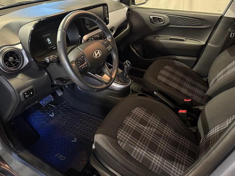 Begagnad Hyundai i10 Advanced 67 HK (49 kW) 2023 Blå svart Halvkombi