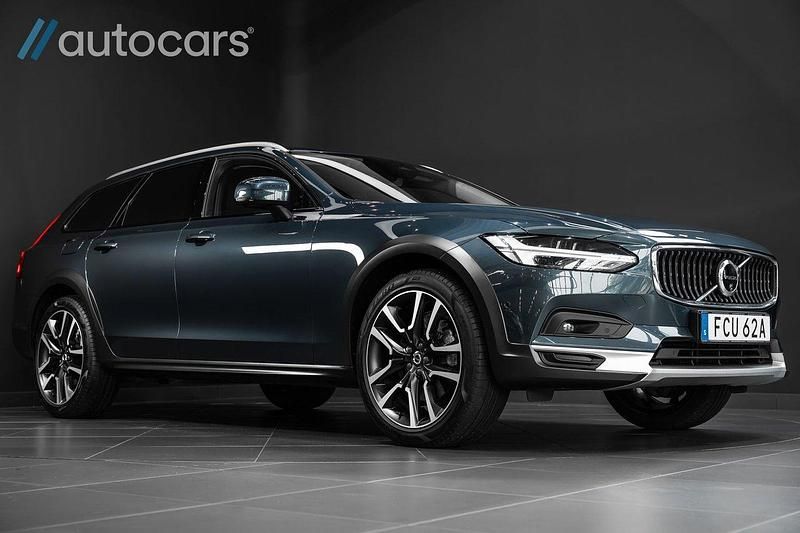 Mörkblå Begagnad 2023 Volvo V90 CC Plus Kombi | 548 750 kr - Bild 1/4