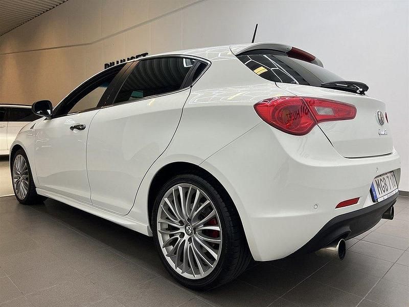 Begagnad Alfa Romeo Giulietta Quadrifoglio Verde 241 HK (177 kW) 2015 Vit Halvkombi