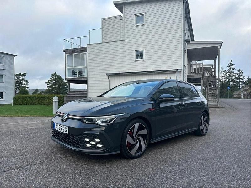 Begagnad 2023 VW Golf VIII GTI Halvkombi | 359 900 kr (Marknadspris) - Bild 1/4