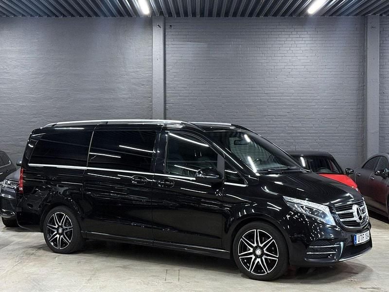 Svart Begagnad 2018 Mercedes V250 AMG line Minibuss | 319 900 kr (Marknadspris) - Bild 1/4