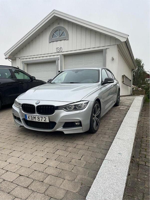 Silver Begagnad 2016 BMW 320 M Sport Sedan | 169 500 kr (Marknadspris) - Bild 1/4