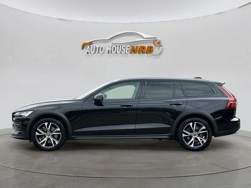 Svart Begagnad 2021 Volvo V60 CC Kombi | 349 900 kr (Marknadspris) - Bild 1/4