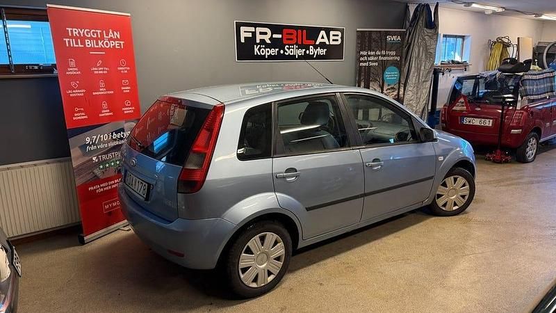Begagnad Ford Fiesta 69 HK (50 kW) 2005 Ljusblå Halvkombi