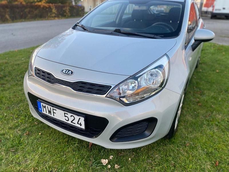 Brun Begagnad 2012 Kia Rio Halvkombi | 53 000 kr (Marknadspris) - Bild 1/4