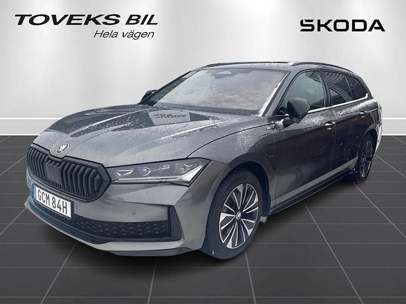 Grå Begagnad 2025 Skoda Superb Kombi | 459 000 kr (Bra pris) - Bild 1/4