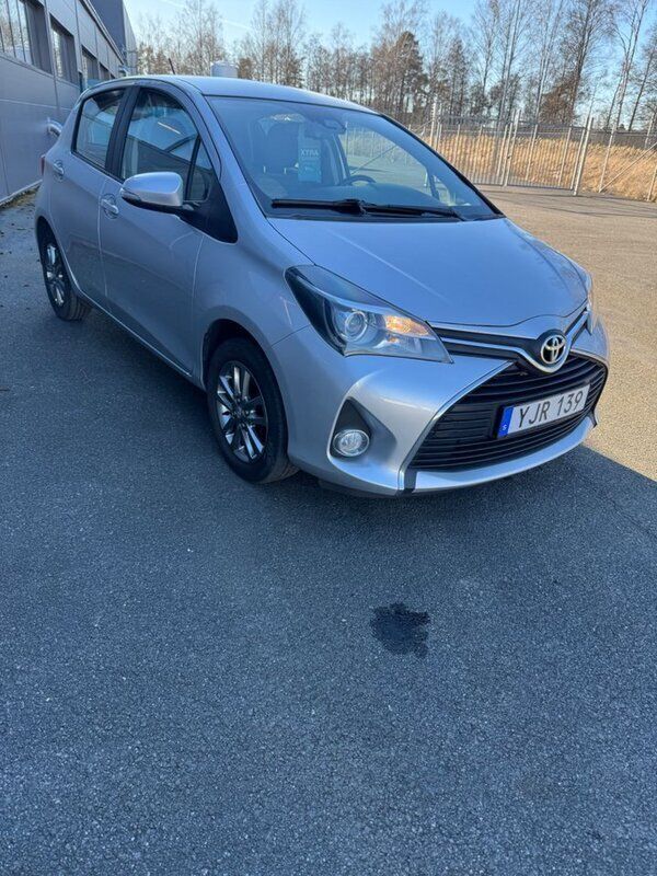 Silver Begagnad 2017 Toyota Yaris Active Halvkombi | 83 900 kr (Marknadspris) - Bild 1/4