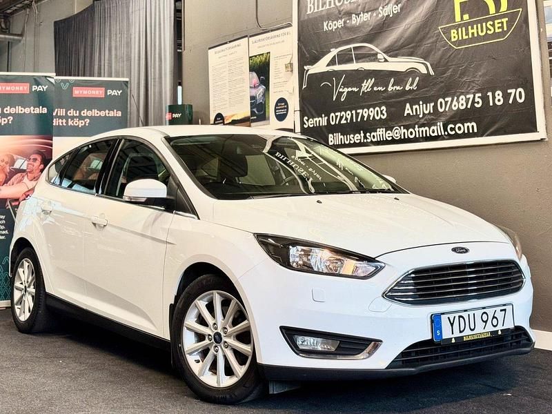 Vit Begagnad 2016 Ford Focus Titanium Halvkombi | 89 900 kr (Marknadspris) - Bild 1/4