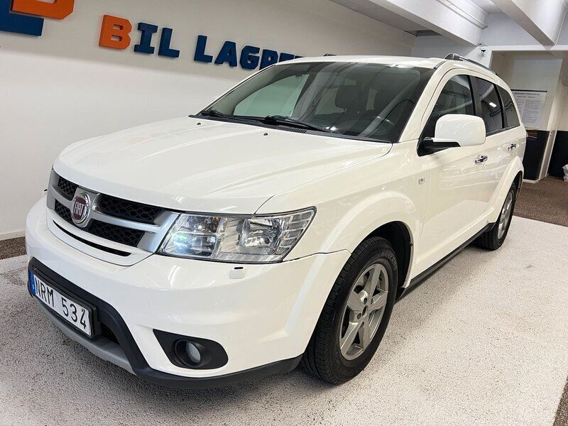 Vit Begagnad 2013 Fiat Freemont SUV | 74 900 kr (Marknadspris) - Bild 1/4