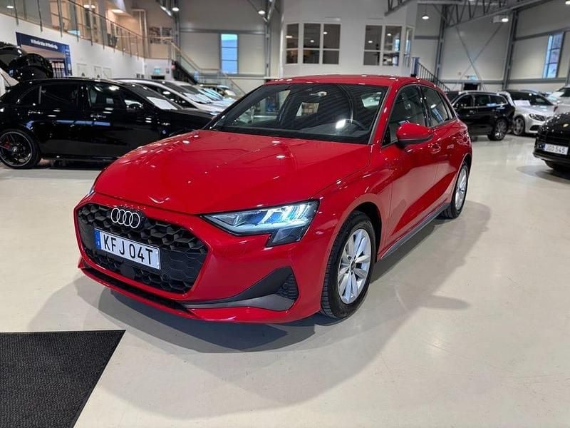 Röd Begagnad 2025 Audi A3 Advanced | 299 500 kr (Marknadspris) - Bild 1/4
