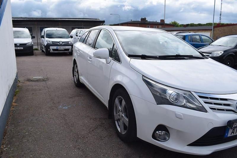 Begagnad Toyota Avensis Edition 150 HK (110 kW) 2014 Vit Kombi