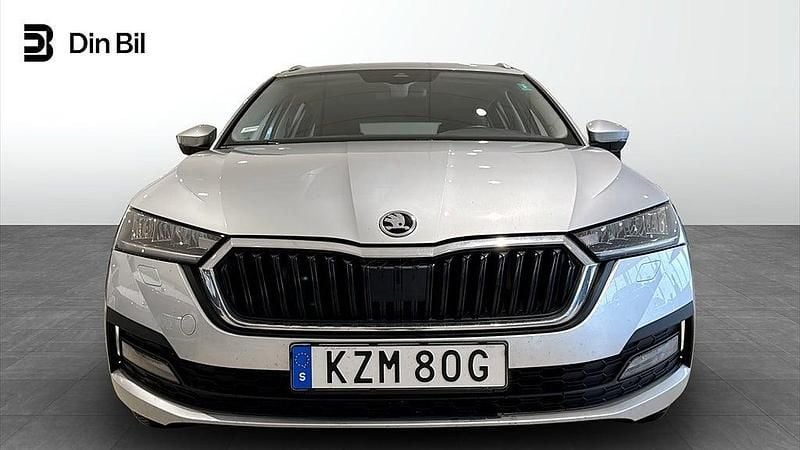 Begagnad Skoda Octavia Ambition 150 HK (110 kW) 2023 Ljusgrå (brilliant silver metallic) Kombi