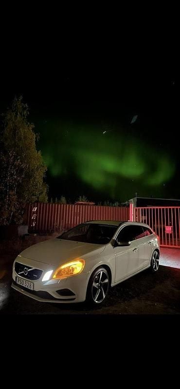 Vit Begagnad 2013 Volvo V60 R-Design Kombi | 100 000 kr (Lite dyr) - Bild 1/4