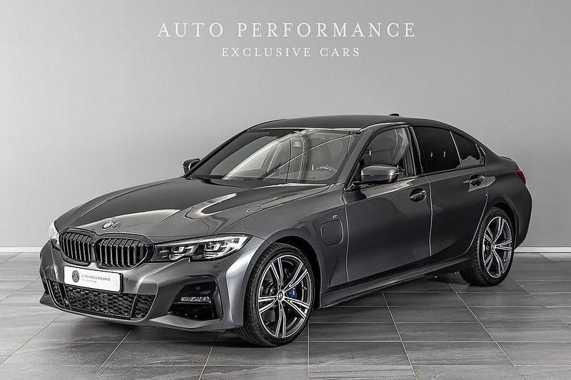 Grå Begagnad 2019 BMW 330e M Sport Sedan | 349 900 kr (Dyr) - Bild 1/4