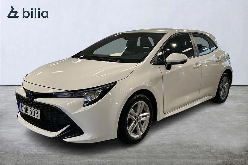 Vit Begagnad 2022 Toyota Corolla Hybrid Active Halvkombi | 229 800 kr (Marknadspris) - Bild 1/3