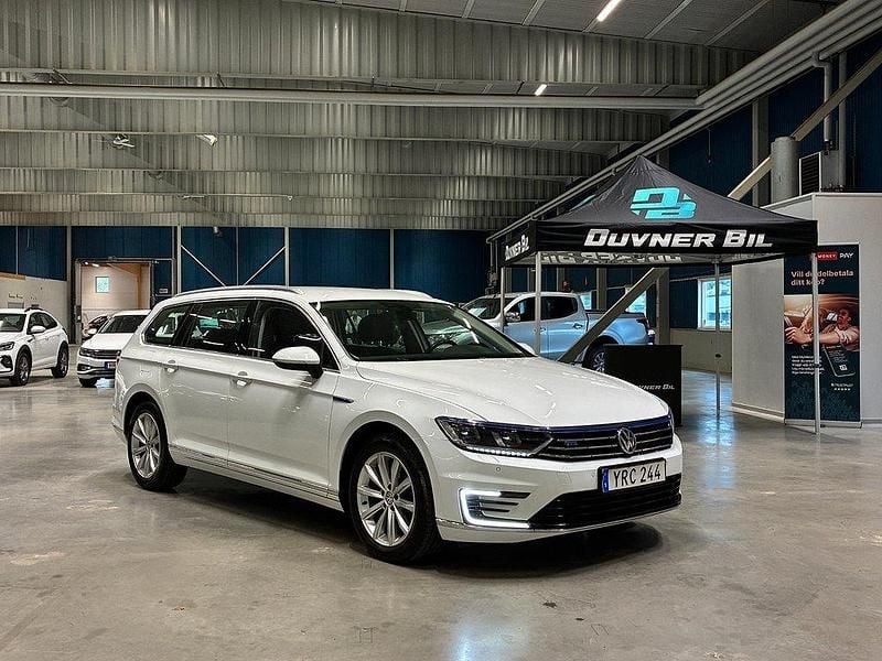 Vit Begagnad 2018 VW Passat GTE Kombi | 169 900 kr (Bra pris) - Bild 1/4