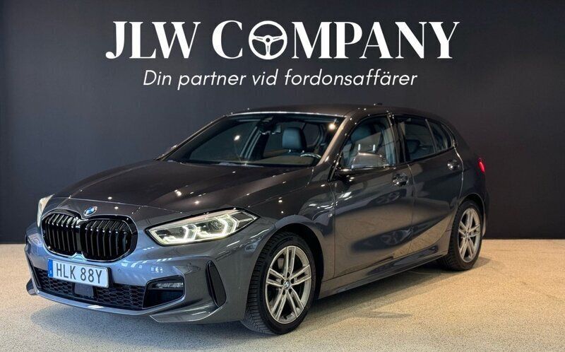 Begagnad 2021 BMW 118 Shadowline Halvkombi | 249 000 kr (Lite dyr) - Bild 1/4