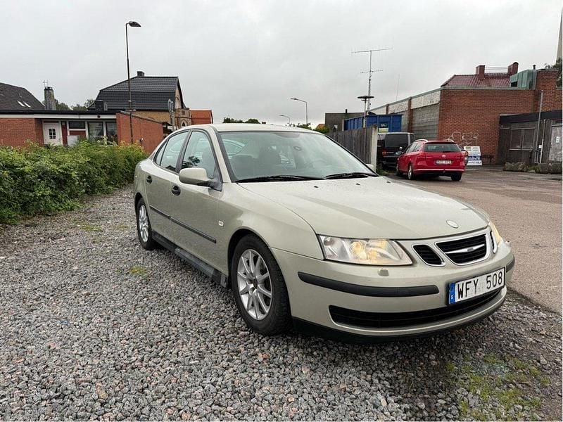 Gul Begagnad 2005 Saab 9-3 Linear Sedan | 26 000 kr (Marknadspris) - Bild 1/4