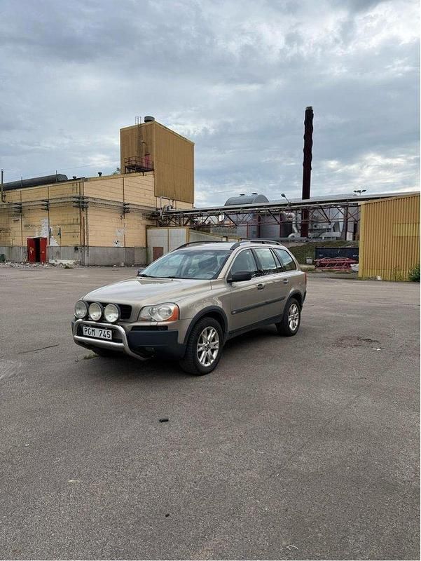 Brun Begagnad 2003 Volvo XC90 Standard SUV | 55 000 kr (Dyr) - Bild 1/4