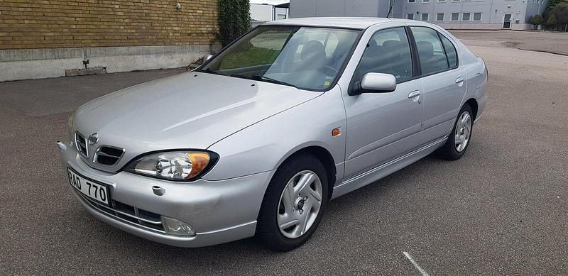 Grå Begagnad 2000 Nissan Primera Halvkombi | 42 000 kr - Bild 1/4
