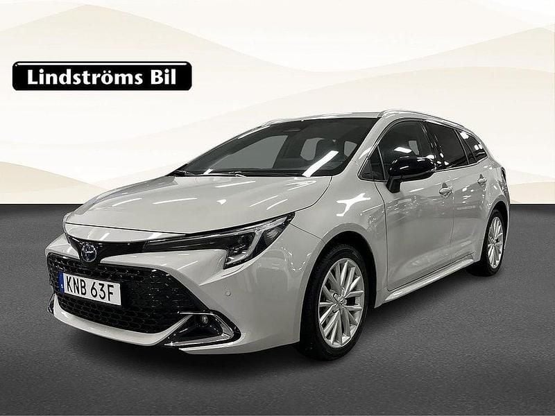 Grå Begagnad 2025 Toyota Corolla Style Kombi | 339 000 kr (Marknadspris) - Bild 1/3