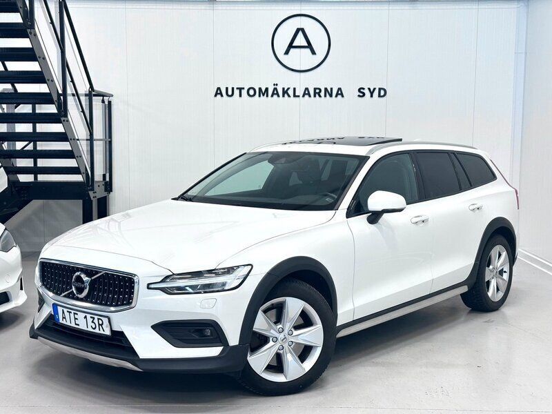 Vit Begagnad 2020 Volvo V60 CC Momentum Kombi | 269 900 kr (Marknadspris) - Bild 1/4