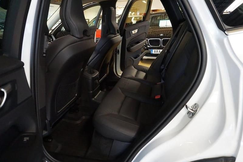 Begagnad Volvo XC60 Core 350 HK (257 kW) 2024 Vit SUV