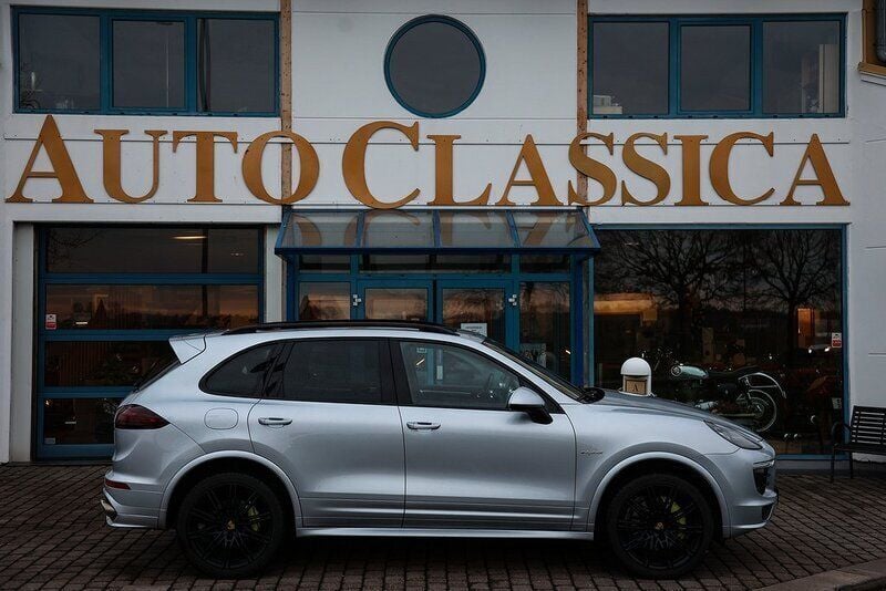 Silver metallic Begagnad 2016 Porsche Cayenne S E-Hybrid SUV | 429 000 kr (Marknadspris) - Bild 1/4