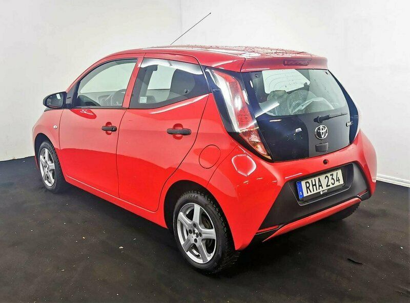 Begagnad Toyota Aygo 69 HK (50 kW) 2016 Röd Halvkombi