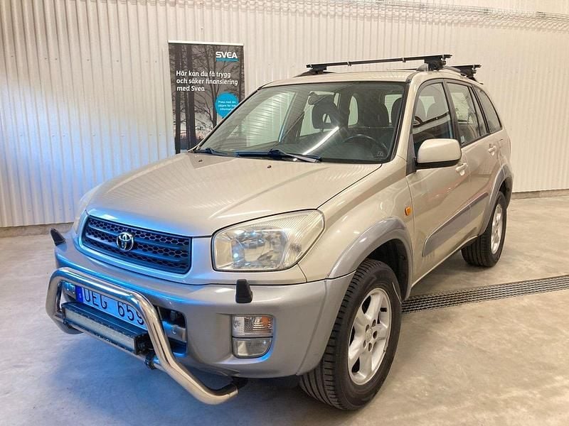 Gul Begagnad 2003 Toyota RAV4 SUV | 69 900 kr (Dyr) - Bild 1/4