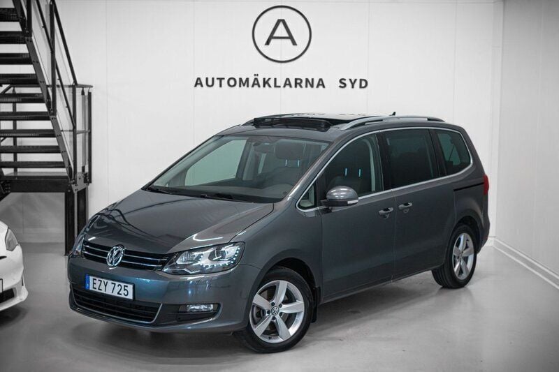 Grå Begagnad 2015 VW Sharan Minibuss | 199 900 kr (Marknadspris) - Bild 1/4
