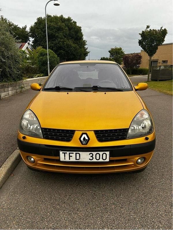 Orange Begagnad 2002 Renault Clio II Halvkombi | 16 900 kr (Marknadspris) - Bild 1/4