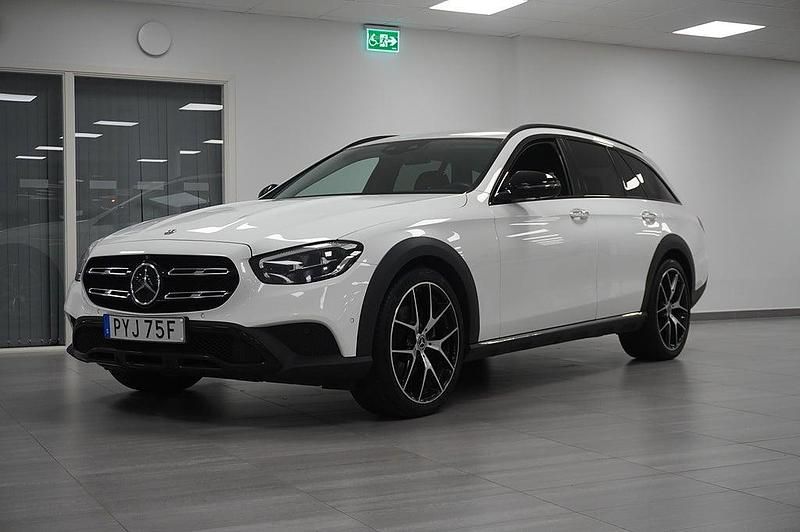 Vit Begagnad 2022 Mercedes E220 Kombi | 439 800 kr (Dyr) - Bild 1/4