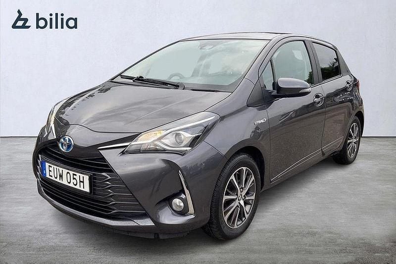 Grå Begagnad 2019 Toyota Yaris Hybrid Halvkombi | 169 900 kr (Marknadspris) - Bild 1/4