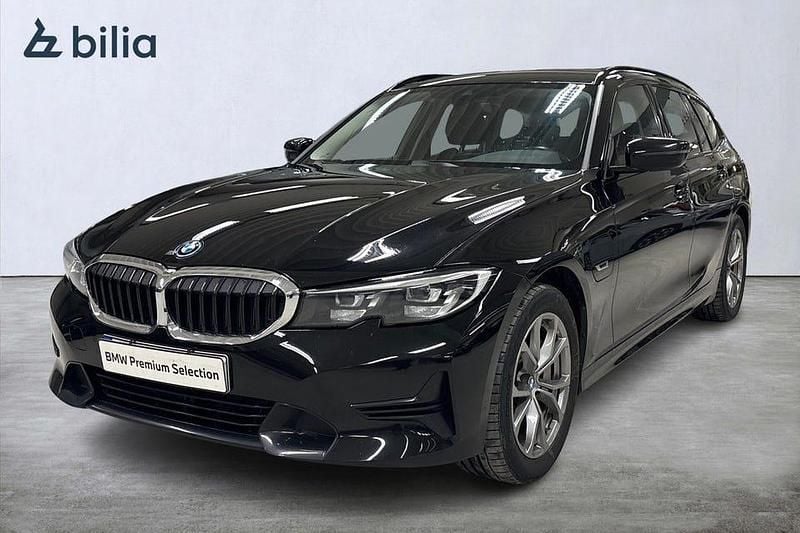 Svart Begagnad 2022 BMW 330 Sport Line Kombi | 274 900 kr (Marknadspris) - Bild 1/4
