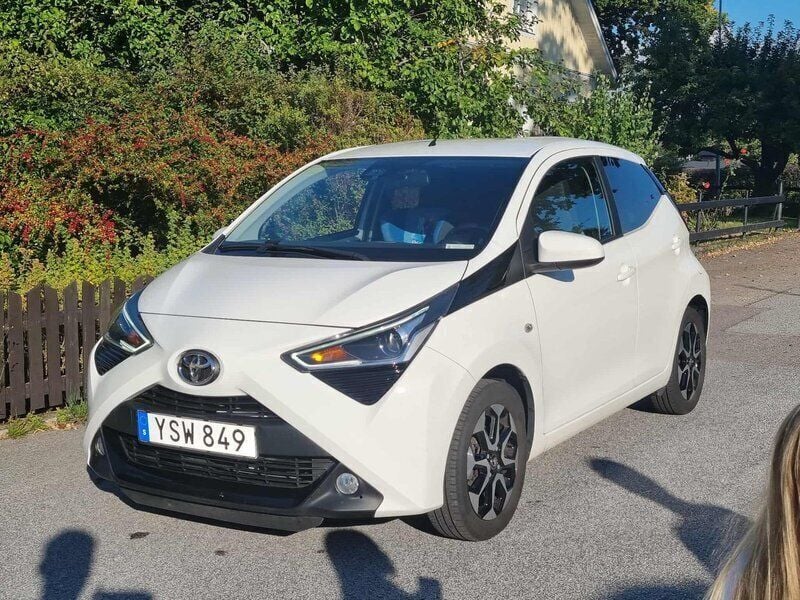 Vit Begagnad 2018 Toyota Aygo X-play Halvkombi | 95 000 kr (Marknadspris) - Bild 1/4