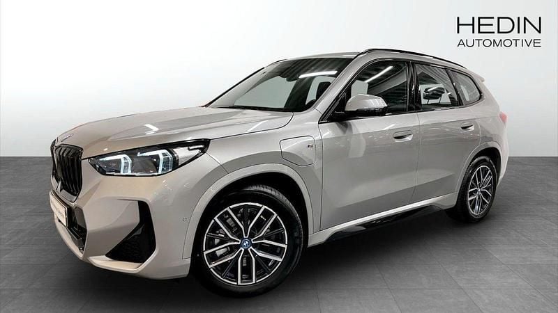 Grå (grey) Begagnad 2024 BMW X1 M Sport SUV | 568 700 kr (Dyr) - Bild 1/4