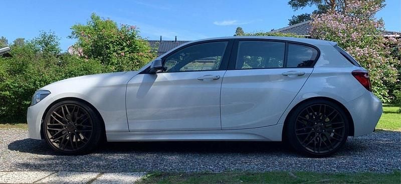 Vit Begagnad 2013 BMW M135 Halvkombi | 220 000 kr (Marknadspris) - Bild 1/3