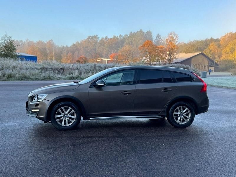 Brun Begagnad 2016 Volvo V60 CC Momentum Kombi | 130 000 kr (Superpris) - Bild 1/4