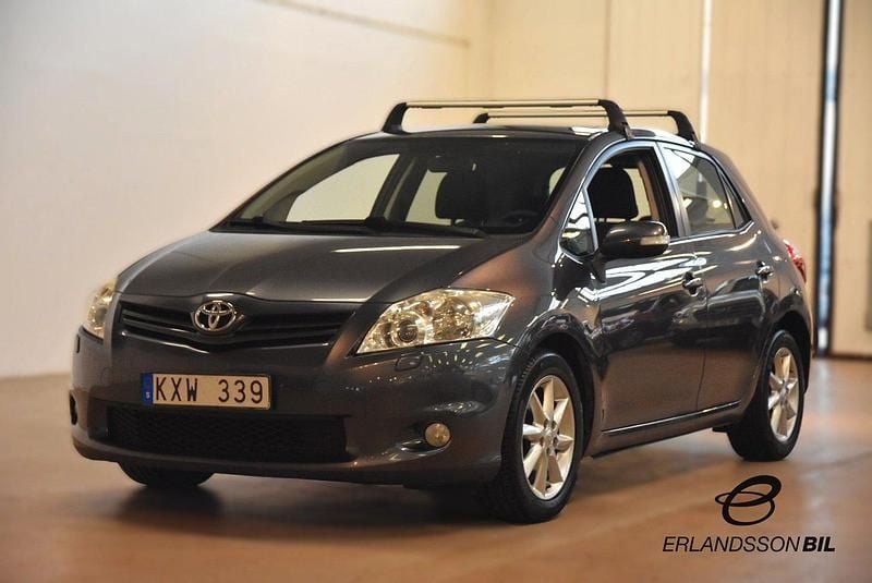 Mörkgrå Begagnad 2009 Toyota Auris Plus Halvkombi | 99 900 kr (Marknadspris) - Bild 1/4