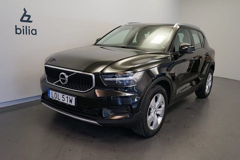 Svart Begagnad 2022 Volvo XC40 Momentum SUV | 269 500 kr (Marknadspris) - Bild 1/3