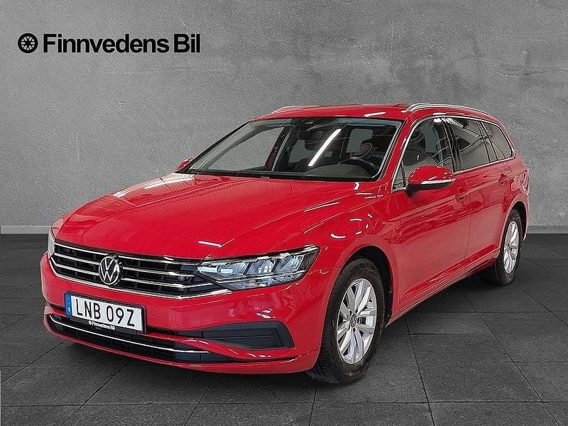 Röd Begagnad 2022 VW Passat Kombi | 289 000 kr (Marknadspris) - Bild 1/4