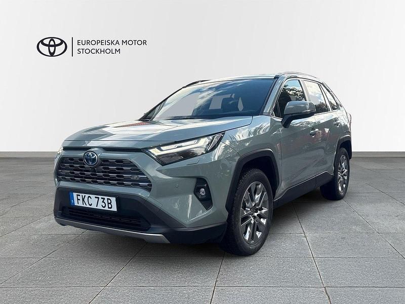 Grön Begagnad 2025 Toyota RAV4 Hybrid Executive SUV | 499 900 kr (Marknadspris) - Bild 1/4