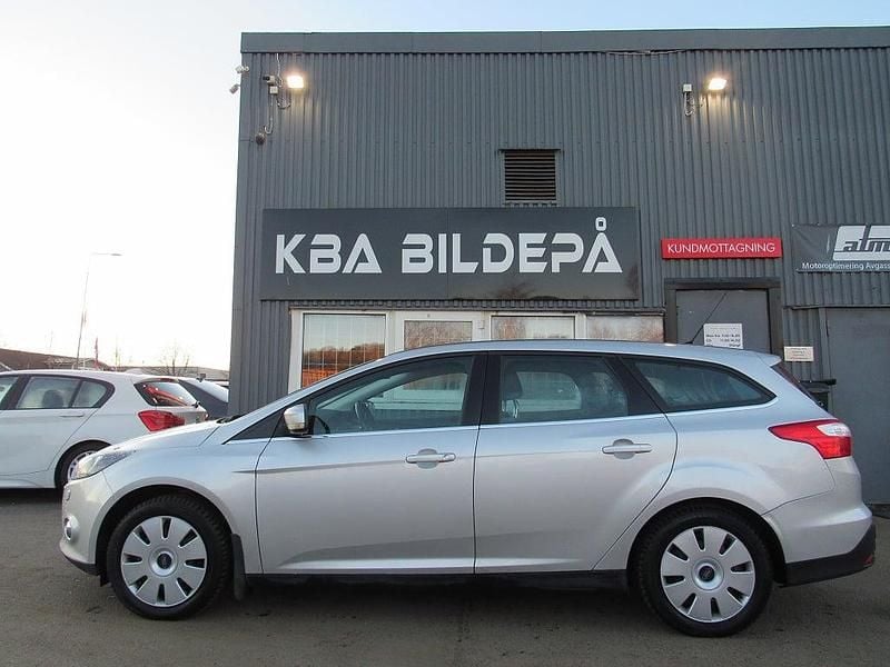 Grå Begagnad 2014 Ford Focus Titanium Kombi | 69 900 kr (Marknadspris) - Bild 1/4
