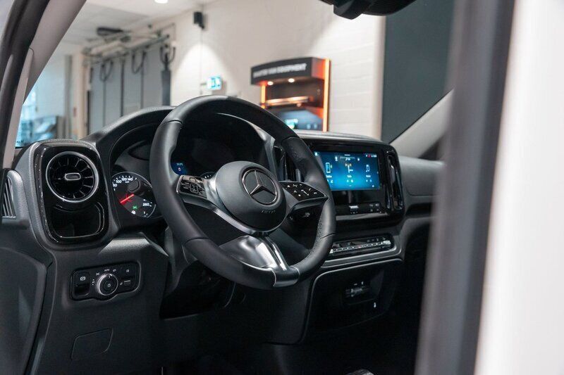 Silver Ny 2025 Mercedes Vito Minibuss | 668 750 kr (Lite dyr) - Bild 1/4