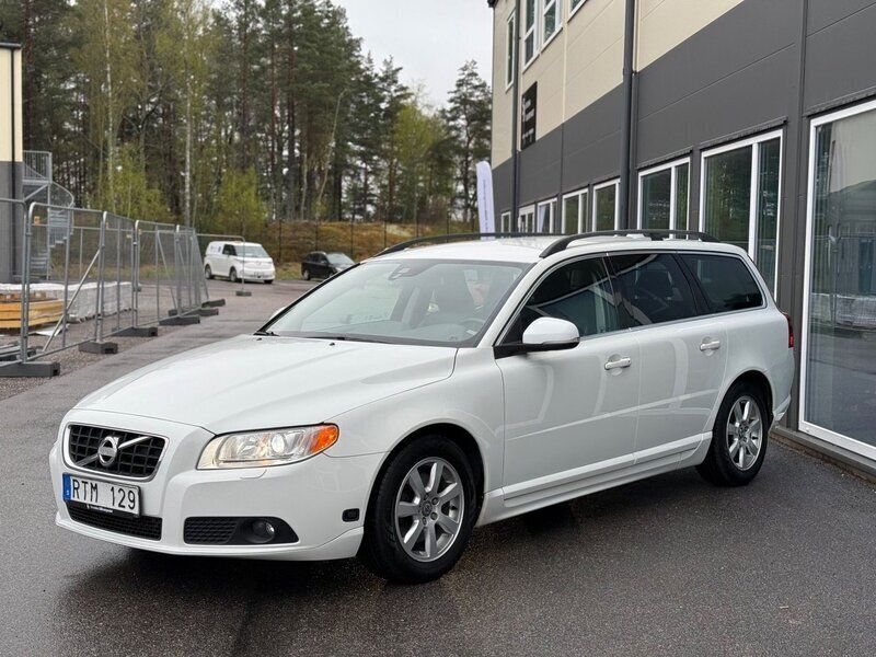 Vit Begagnad 2013 Volvo V70 Momentum Kombi | 134 900 kr (Marknadspris) - Bild 1/4