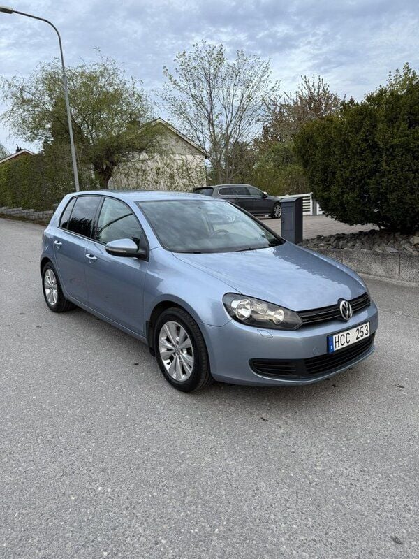 Blå Begagnad 2010 VW Golf VI Halvkombi | 64 500 kr (Marknadspris) - Bild 1/4