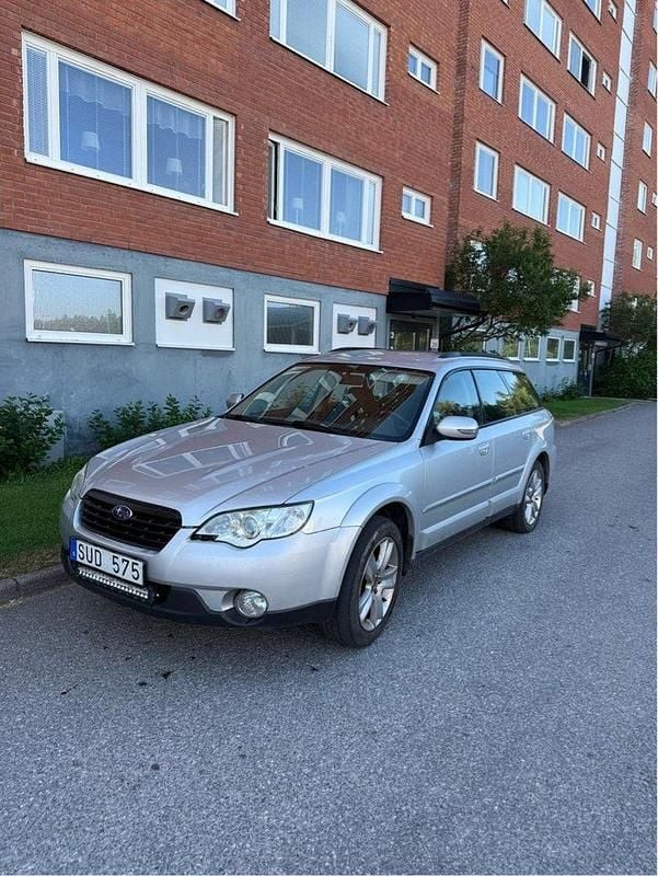Silver Begagnad 2007 Subaru Outback SUV | 33 500 kr (Marknadspris) - Bild 1/3